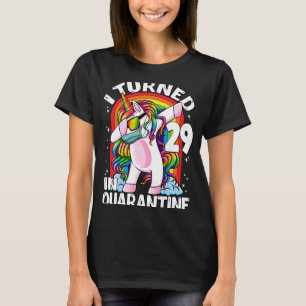 Ich habe 29 in Quarantäne-Dabbing Unicorn 29. Bir T-Shirt