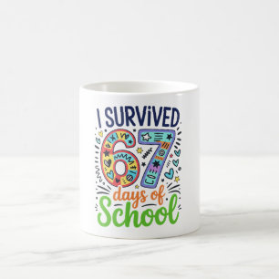 Ich habe 67 Schultage überlebt Buntes Doodle Mil Kaffeetasse