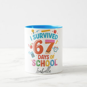 Ich habe 67 Schultage überlebt - Personalisierter  Zweifarbige Tasse