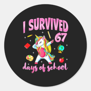 Ich habe 67 Tage Schule überlebt Einhorn Dabbing L Runder Aufkleber