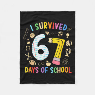 Ich habe 67 Tage Schule überlebt Lustiger 67er-Mem Fleecedecke