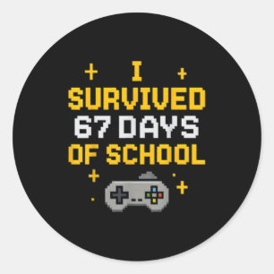 Ich habe 67 Tage Schule überlebt Lustiger Gamer St Runder Aufkleber