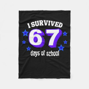 Ich habe 67 Tage Schule überlebt Lustiges 67 Meme Fleecedecke