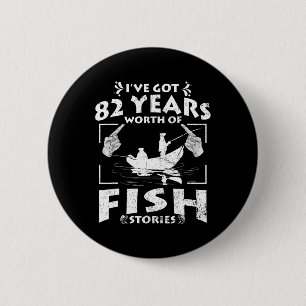 Ich habe 82 Jahre an Fischgeschichten zum Geburtst Button