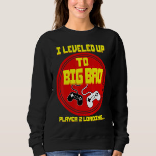 Ich habe bis zum großen Bruder-Gamer gehoben, der Sweatshirt
