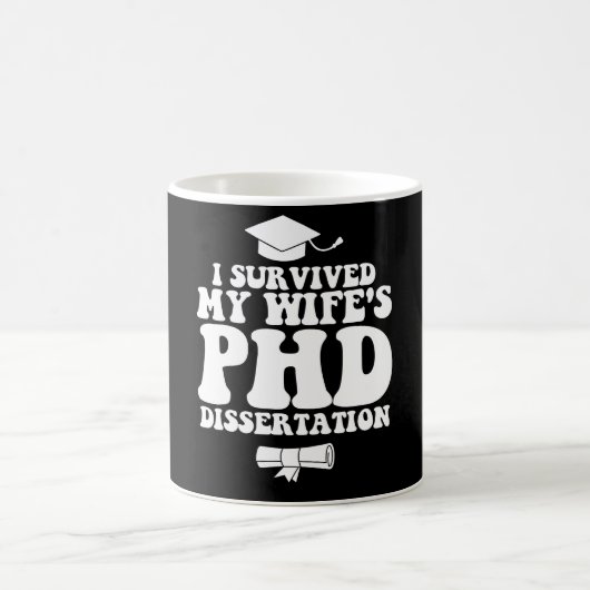Ich habe die Doktorarbeit meiner Ehefrau überlebt Kaffeetasse (Mittel)