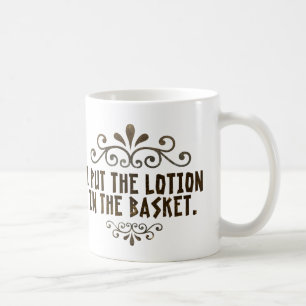 Ich habe die Lotion in den Korb gelegt Kaffeetasse