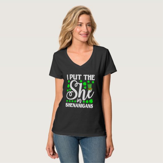 Ich habe die "She" in Shenanigan Kleeblatt St Patr T-Shirt (Vorderseite Vollansicht)