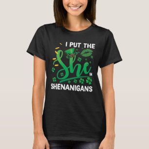 Ich habe die "She" in Shenanigans St Patrick's Day T-Shirt