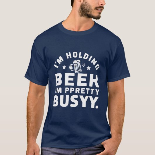 Ich habe ein Bier, ich bin Hübsch beschäftigt Desi T-Shirt (Vorderseite)