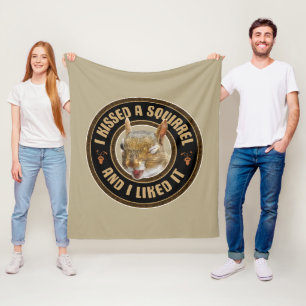 Ich habe ein Eichhörnchen geküsst - lustige Parodi Fleecedecke