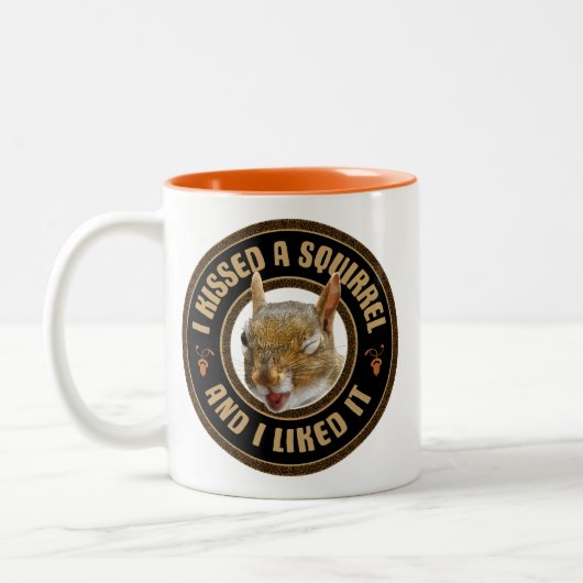 Ich habe ein Eichhörnchen geküsst - lustige Parodi Zweifarbige Tasse (Links)