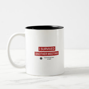 Ich habe ein weiteres Meeting überlebt Zweifarbige Tasse