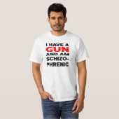 Ich habe eine Waffe und bin schizophren T-Shirt (Vorne ganz)