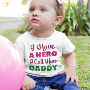Ich habe einen Helden, den ich ihn Daddy nenne Baby T-shirt