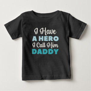 Ich habe einen Helden, den ich ihn Daddy nenne Baby T-shirt