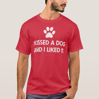 Ich habe einen Hund geküsst und ihn mir gefallen T T-Shirt