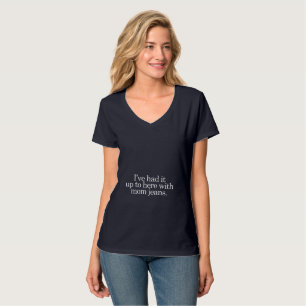 Ich habe es hier mit Mama Jeans gehabt. T-Shirt