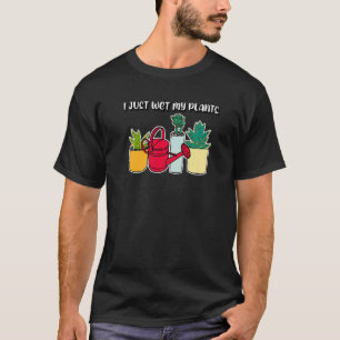 Ich habe gerade meine Pflanzen nass gemacht und sa T-Shirt