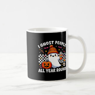 Ich habe Leute das ganze Jahr über in der Retro-Ru Kaffeetasse