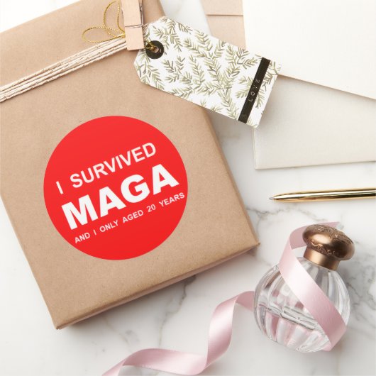 Ich habe MAGA überlebt Runder Aufkleber (Schenken)