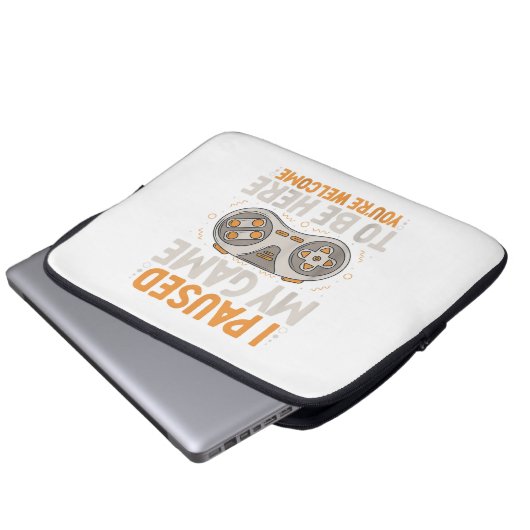 Ich habe mein Spiel unterbrochen, um hier zu sein  Laptopschutzhülle (Vorne Knopf)