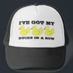 Ich habe meine Enten in einer Row Rubber Duck Duck Truckerkappe<br><div class="desc">Eine Reihe von hellgelben Gummificken. Die perfekte Art, jedem zu sagen, dass du deine "Enten in einer Reihe got hast!" Erstellt aus einer originalen Marker-Abbildung. Dieses Design ist auch auf anderen Produkten erhältlich. Sehen Sie nicht, wonach Sie suchen? Brauchen Sie Hilfe bei der Anpassung? Kontaktieren Sie Rebecca, um etwas für...</div>