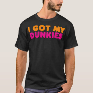 Ich habe meinen Dunkies-Umgangskaffee Got und mein T-Shirt