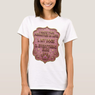 ICH HABE ZWEI PRIORITÄTEN IM LEBEN 1 MEINE HUNDE 2 T-Shirt