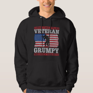 Ich habe zwei Titel Veteran und Grumpy und i Rock  Hoodie