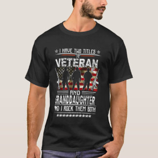 Ich habe zwei Titel Veteran und stolze Enkelin T-Shirt