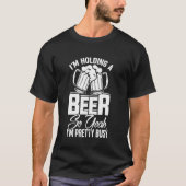 Ich halte ein Bier, also bin ich Hübsch beschäftig T-Shirt (Vorderseite)