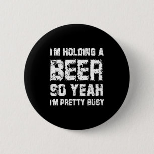 Ich halte ein Bier, also bin ich ziemlich beschäft Button