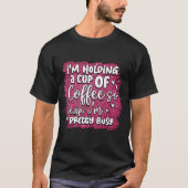 Ich halte eine Tasse Kaffee T-Shirt (Vorderseite)