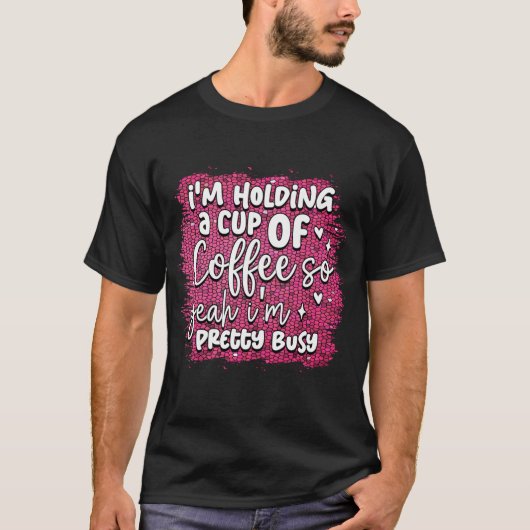 Ich halte eine Tasse Kaffee T-Shirt (Vorderseite)