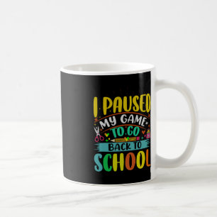 Ich halte mein Spiel an, um zuerst an die Schule z Kaffeetasse