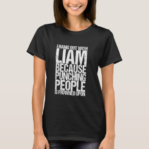 Ich hänge mit Liam ab, weil das Einschlagen auf Le T-Shirt