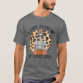 Ich hasse jeden, aber Kaffee hilft Leopard Messy B T-Shirt (Vorderseite)