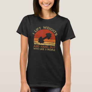 Ich hebe Gewicht und hänge mit etwa 3 Leuten aus T-Shirt
