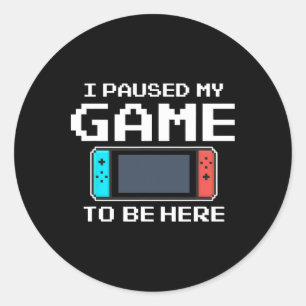Ich hielt mein Spiel an, um hier zu sein 8 Bit lus Runder Aufkleber