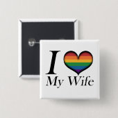 Ich höre meine Ehefrau Lesbische Stolz Typografie Button (Vorne & Hinten)