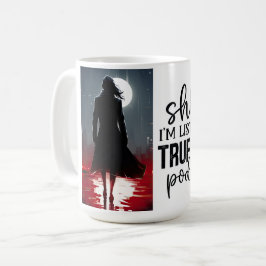 Ich höre wahren Kriminalitätspodcast Kaffeetasse