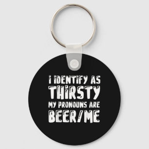 Ich identifiziere, dass meine Pronomen Beer_me_1 s Schlüsselanhänger