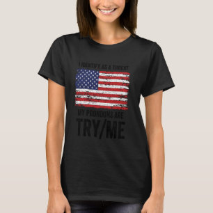 Ich identifiziere mich als Bedrohung Meine Pronome T-Shirt