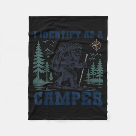 Ich identifiziere mich als Camper Lustiger Bigfoot Fleecedecke (Vorderseite)
