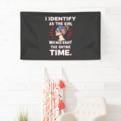 Ich identifiziere mich als Mädchen, das zur vollen Banner (Insitu)