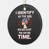 Ich identifiziere mich als Mädchen, das zur vollen Keramik Ornament (Links)