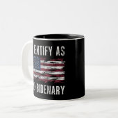 Ich identifiziere mich als nicht-bidenare Patriot- Zweifarbige Tasse (Vorderseite Links)