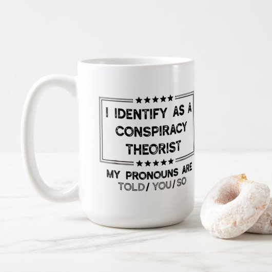 Ich identifiziere mich als Verschwörungstheoretike Kaffeetasse (Mit Donut)