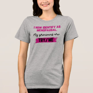 Ich identifiziere mich jetzt als Wechseljahre. Mei Tri-Blend Shirt